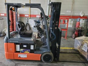 Toyota 8FBE20U 3-wheel Electric Forklift - Side